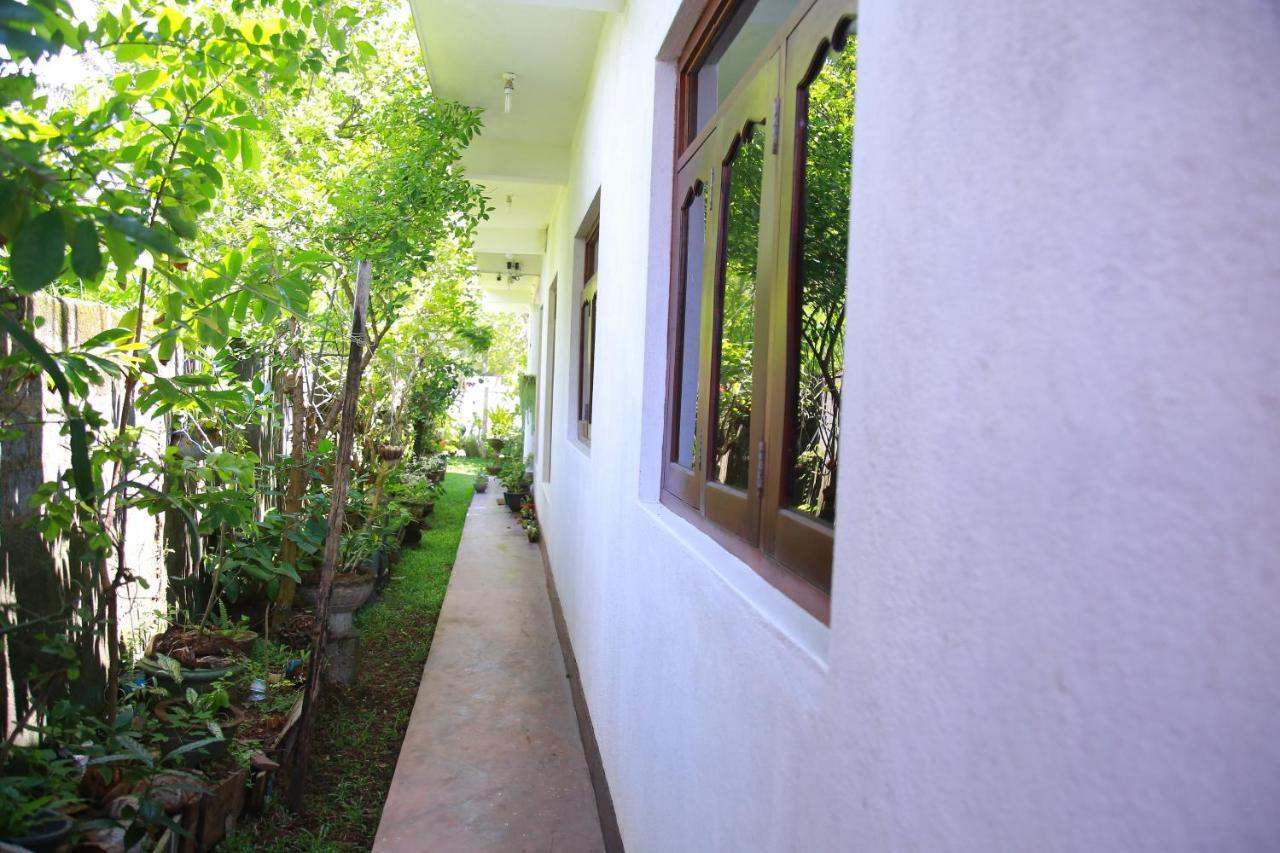 Weerakoon Garden Guest Hotel Hikkaduwa Exterior foto