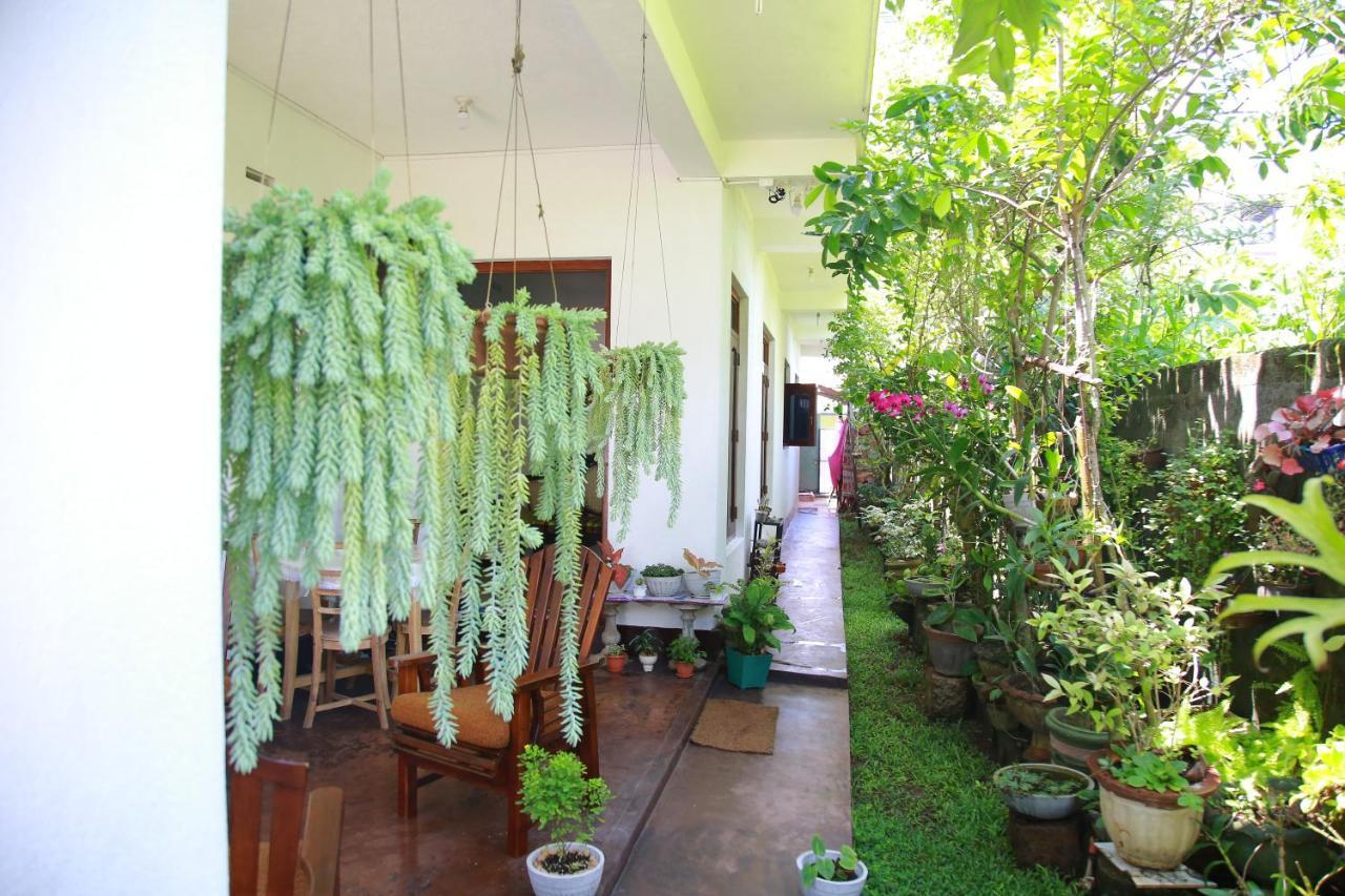 Weerakoon Garden Guest Hotel Hikkaduwa Exterior foto